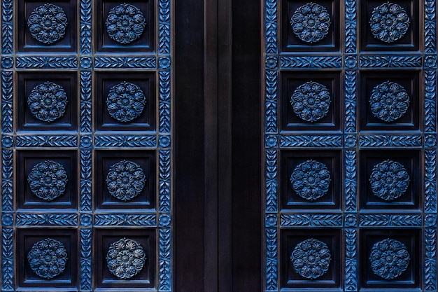 Fotografia completa da porta azul fechada