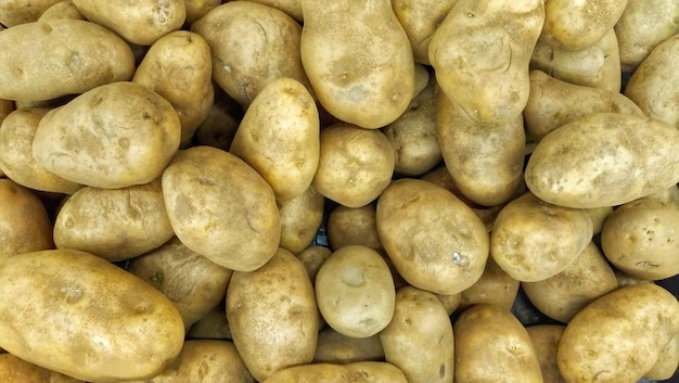 Fotografia completa de batatas na barraca do mercado