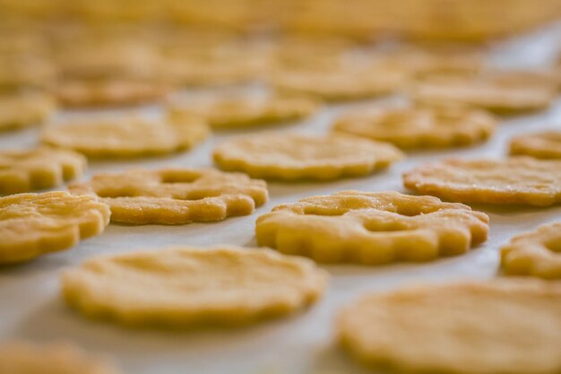 Foto fotografia completa de biscoitos em uma folha de assar