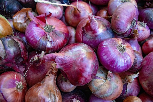 Fotografia completa de cebolas para venda na barraca do mercado