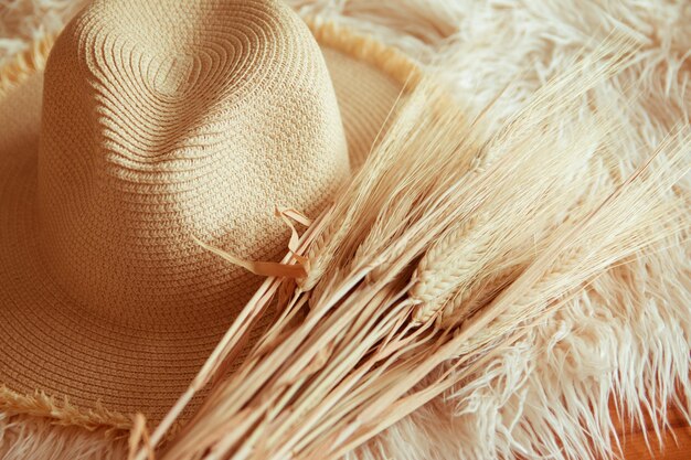 Foto fotografia completa de chapéu de palha e trigo