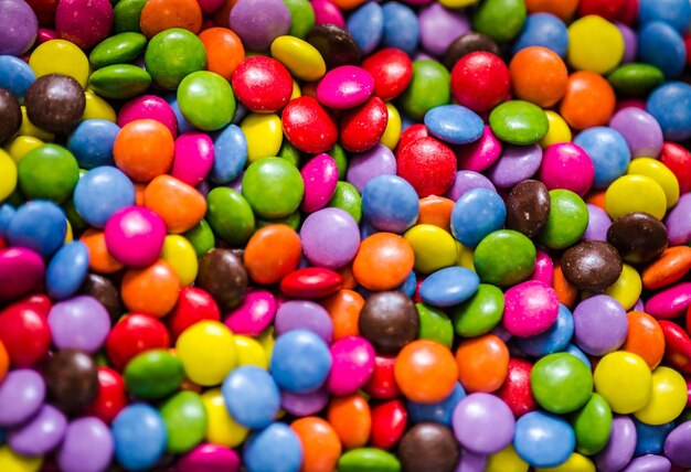 Fotografia completa de doces de chocolate multicoloridos