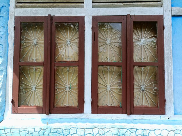 Fotografia completa de duas janelas tradicionais