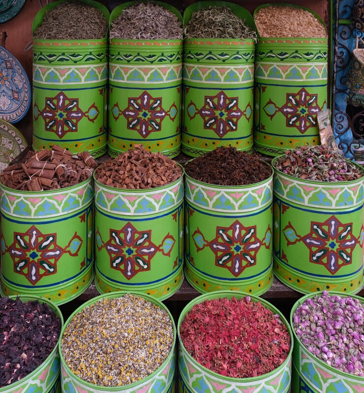 Foto fotografia completa de especiarias multicoloridas na barraca do mercado