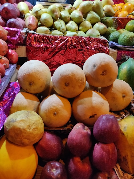 Foto fotografia completa de frutas à venda na barraca do mercado