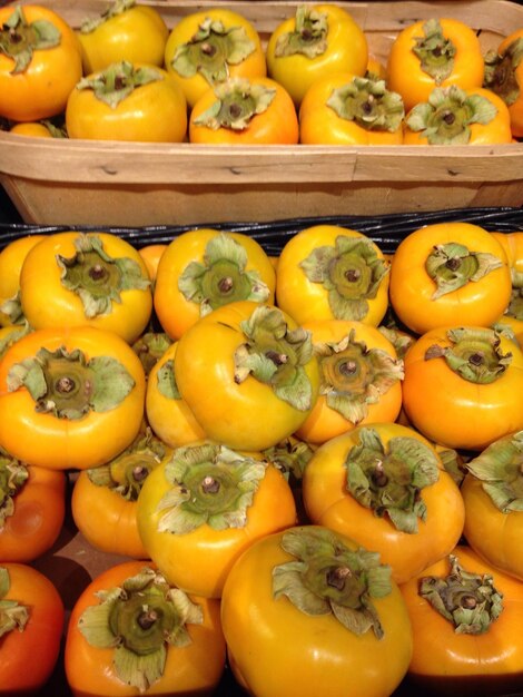 Foto fotografia completa de frutas à venda na barraca do mercado