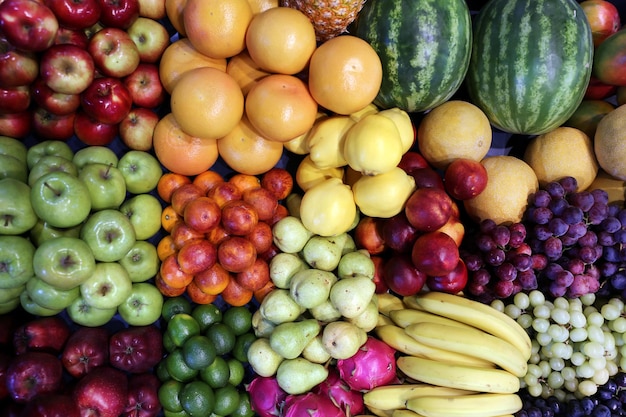 Fotografia completa de frutas à venda na barraca do mercado