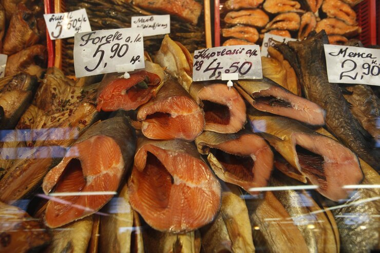 Foto fotografia completa de frutos do mar com rótulos na vitrine da loja