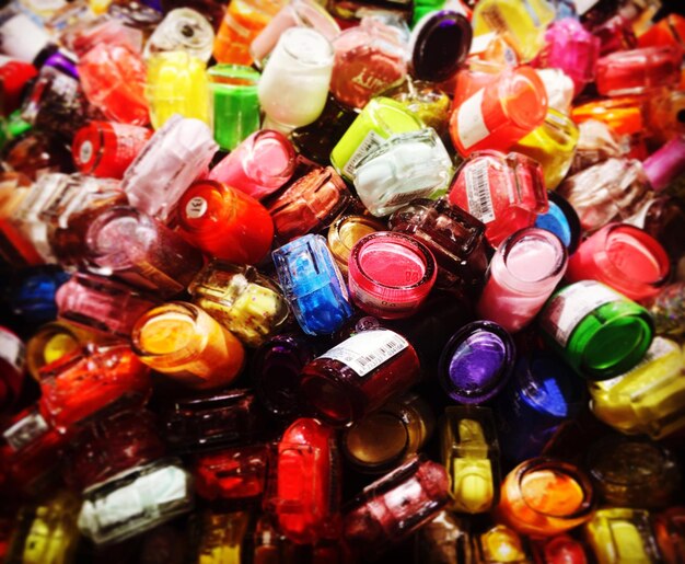 Foto fotografia completa de garrafas de esmalte de unhas multicoloridas