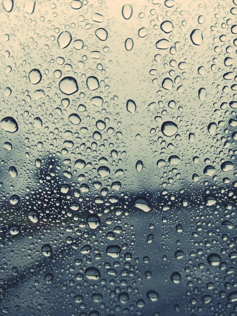 Foto fotografia completa de gotas de chuva em uma janela de vidro