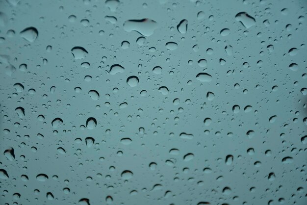 Foto fotografia completa de gotas de chuva em uma janela de vidro