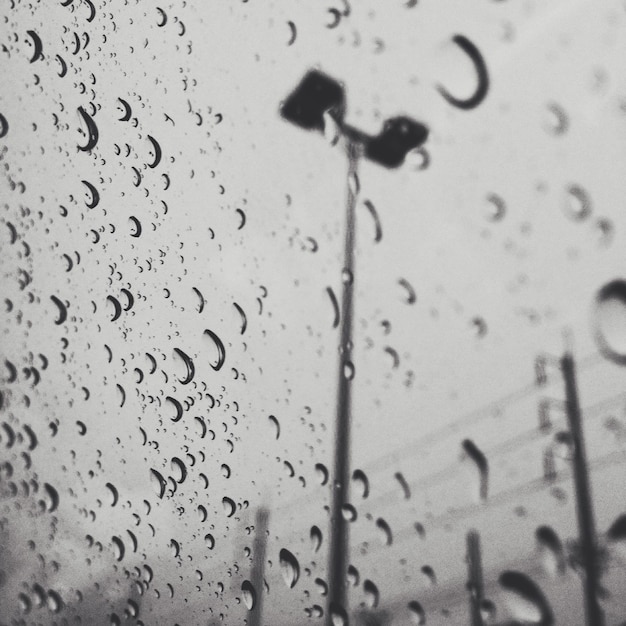 Foto fotografia completa de gotas de chuva em vidro