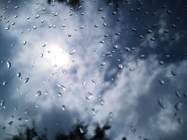 Fotografia completa de gotas de chuva na janela