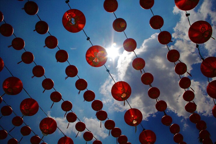 Foto fotografia completa de lanternas penduradas contra o céu nublado