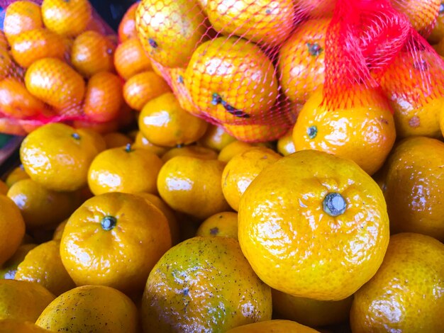 Fotografia completa de laranjas na barraca do mercado