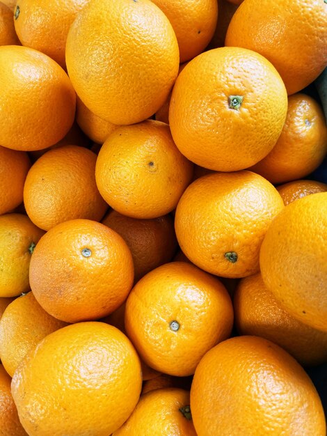 Fotografia completa de laranjas no mercado