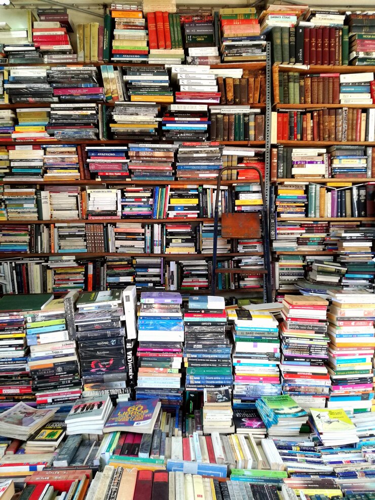 Foto fotografia completa de livros na prateleira da loja