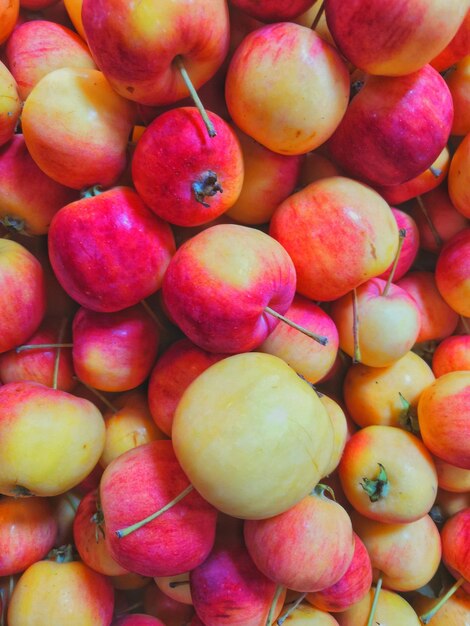 Fotografia completa de maçãs à venda na barraca do mercado