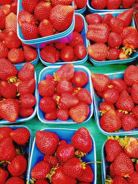 Foto fotografia completa de morangos no mercado