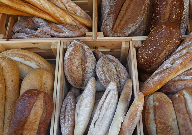 Fotografia completa de pães no mercado à venda