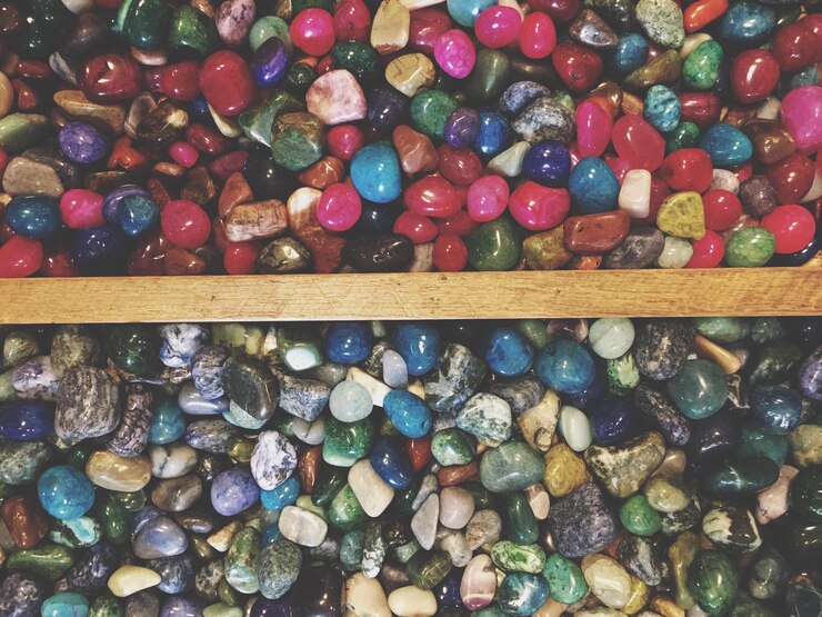 Foto fotografia completa de pedras coloridas na prateleira para venda