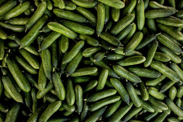 Foto fotografia completa de pepinos no mercado