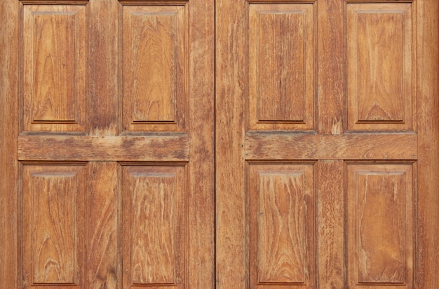 Fotografia completa de portas de madeira fechadas