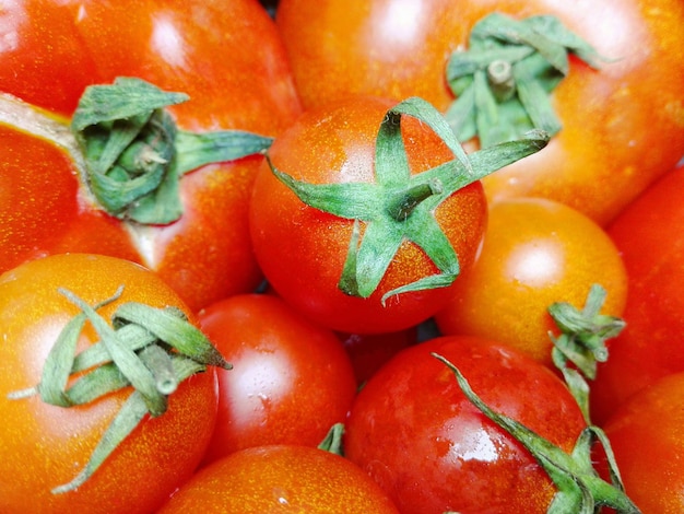 Fotografia completa de tomates à venda na barraca do mercado