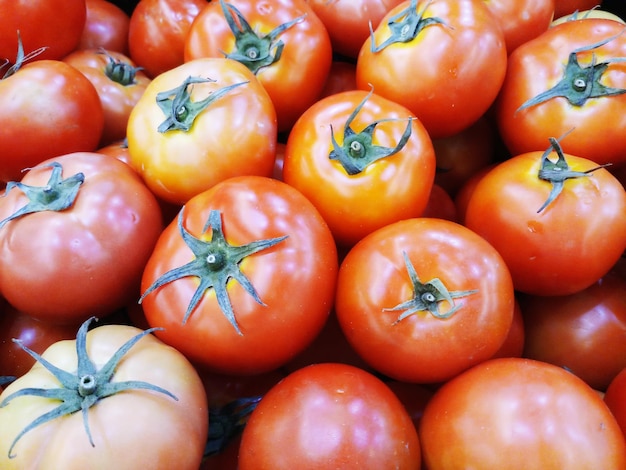 Foto fotografia completa de tomates para venda no mercado