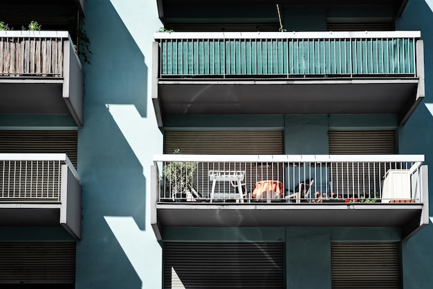 Fotografia completa de um edifício na cidade durante um dia ensolarado