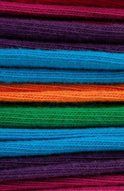 Fotografia completa de uma camisola multicolorida