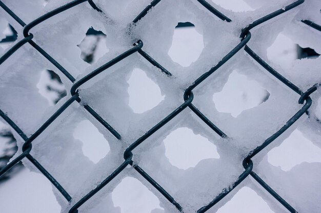 Fotografia completa de uma cerca coberta de neve