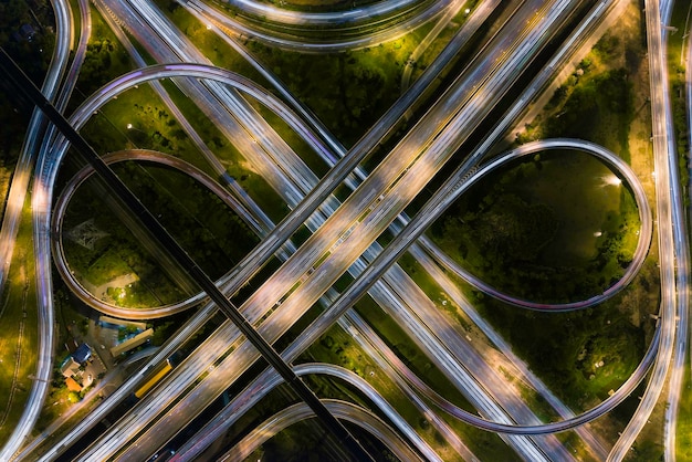 Foto fotografia completa de uma estrada iluminada na cidade