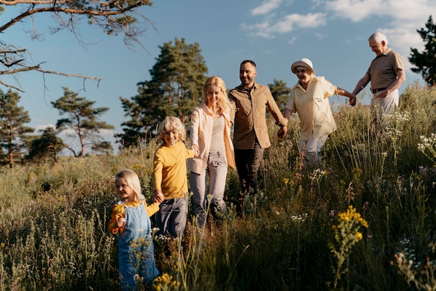 Fotografia completa de uma família feliz na natureza.