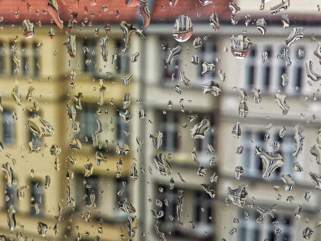 Foto fotografia completa de uma janela com gotas de chuva