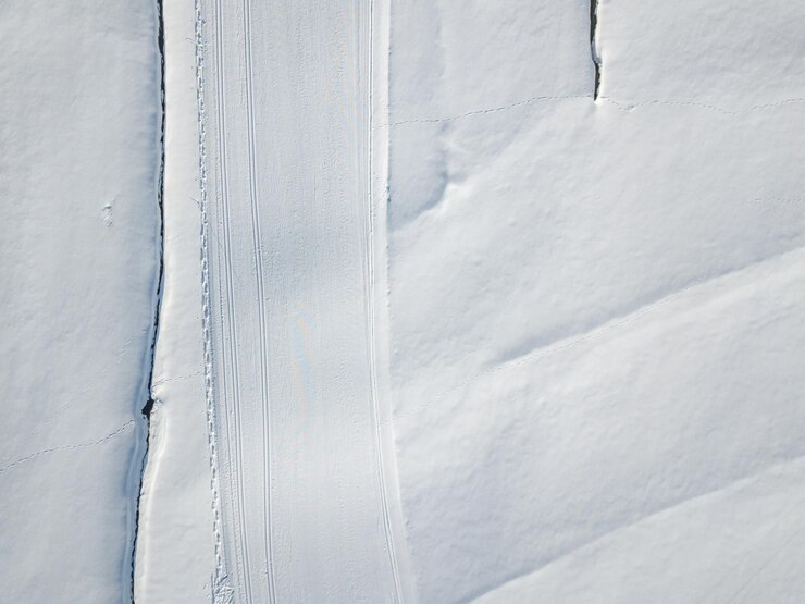 Foto fotografia completa de uma montanha coberta de neve