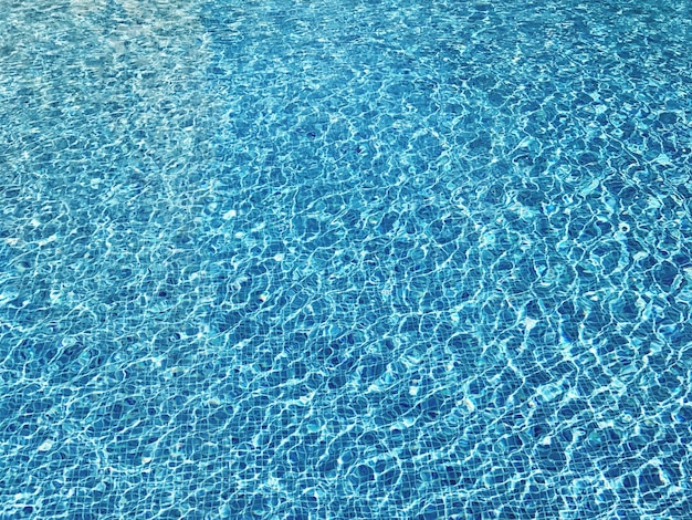 Fotografia completa de uma piscina