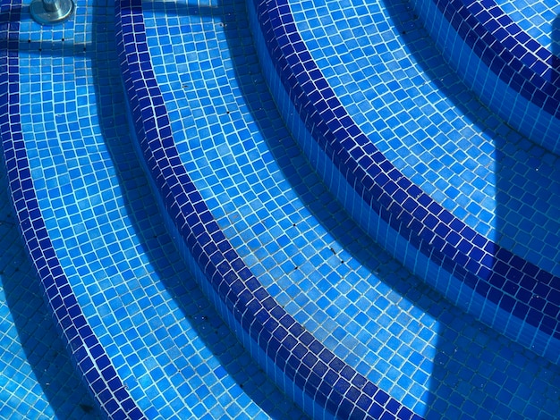 Fotografia completa de uma piscina