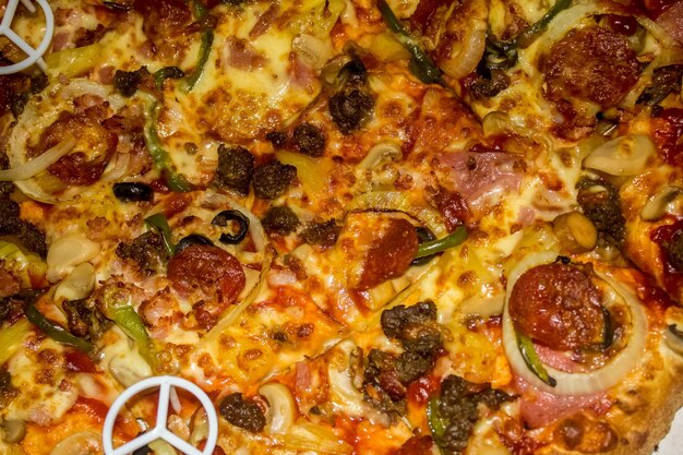 Fotografia completa de uma pizza.