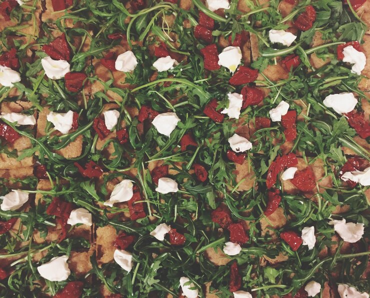 Foto fotografia completa de uma pizza.