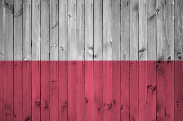 Fotografia completa de uma porta de madeira vermelha