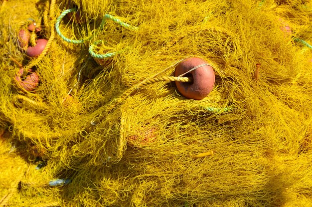 Fotografia completa de uma rede de pesca amarela