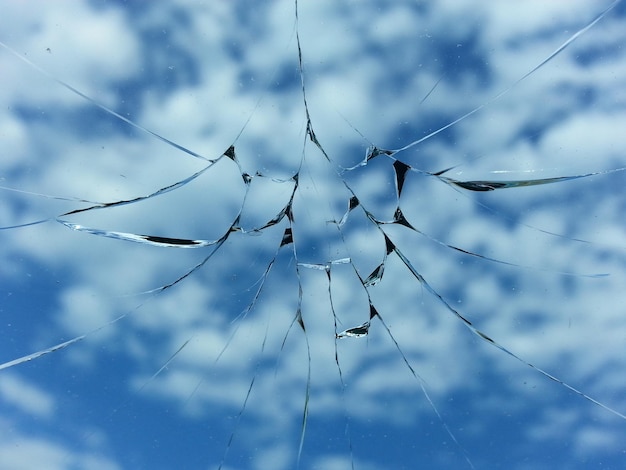 Fotografia completa de vidro rachado contra o céu nublado