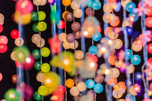 Fotografía completa de la decoración iluminada de colores