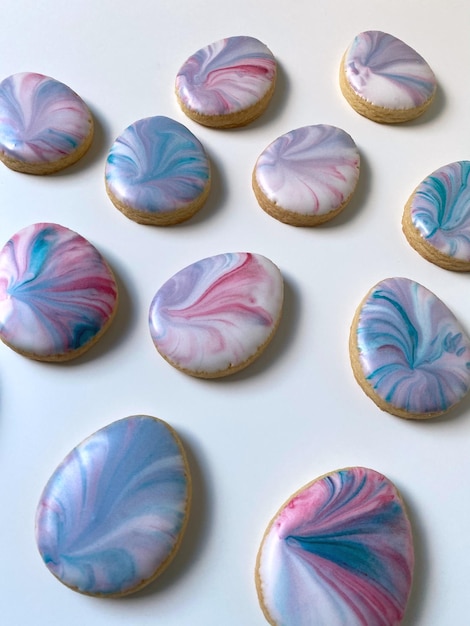 Fotografía completa de dulces de colores sobre un fondo blanco