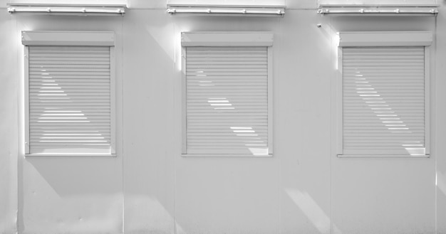 Fotografía completa del edificio blanco durante un día soleado