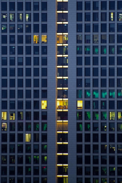 Fotografía completa de un edificio moderno visto a través de una ventana