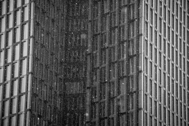 Foto fotografía completa de un edificio de oficinas en un clima nevado