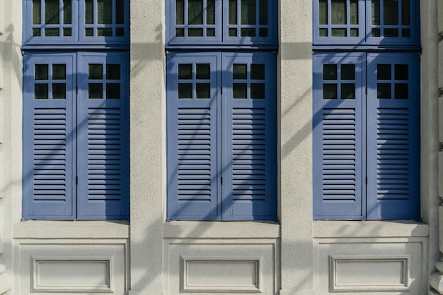 Foto fotografía completa del edificio con ventanas azules
