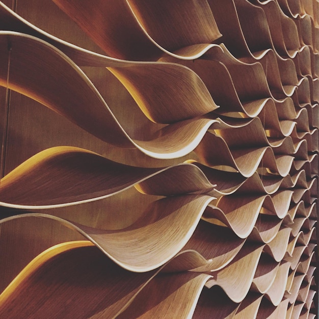 Fotografía completa de la escultura de las olas